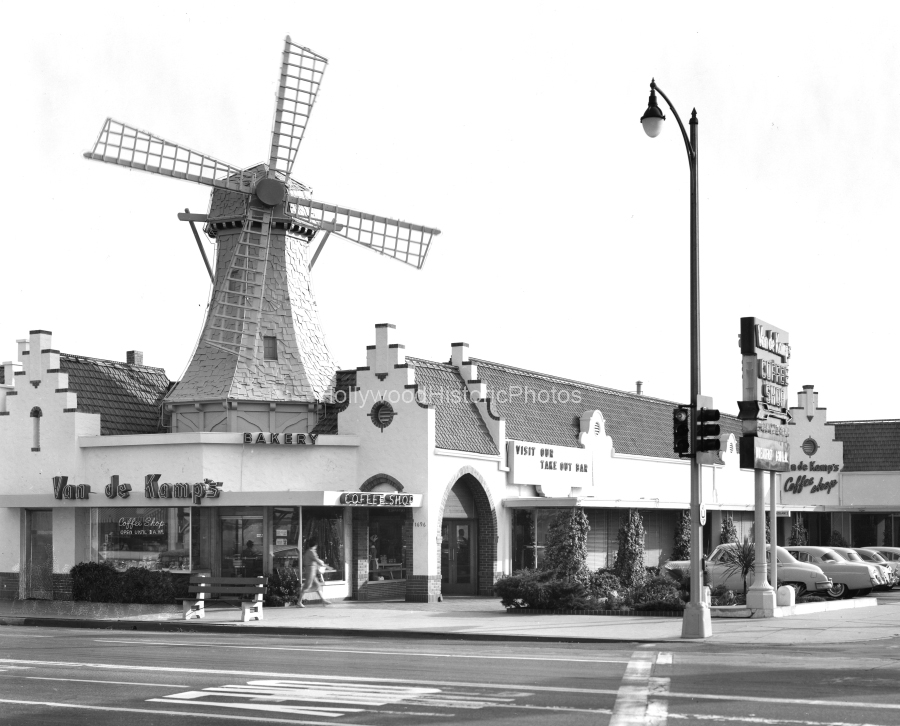 Van de Kamps Windmill Bakery 1959 Pasadena wm.jpg